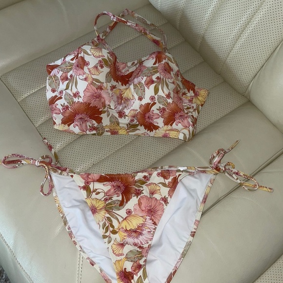 Shade & Shore Other - Shade & Shore bikini 36 B top and medium bottom
